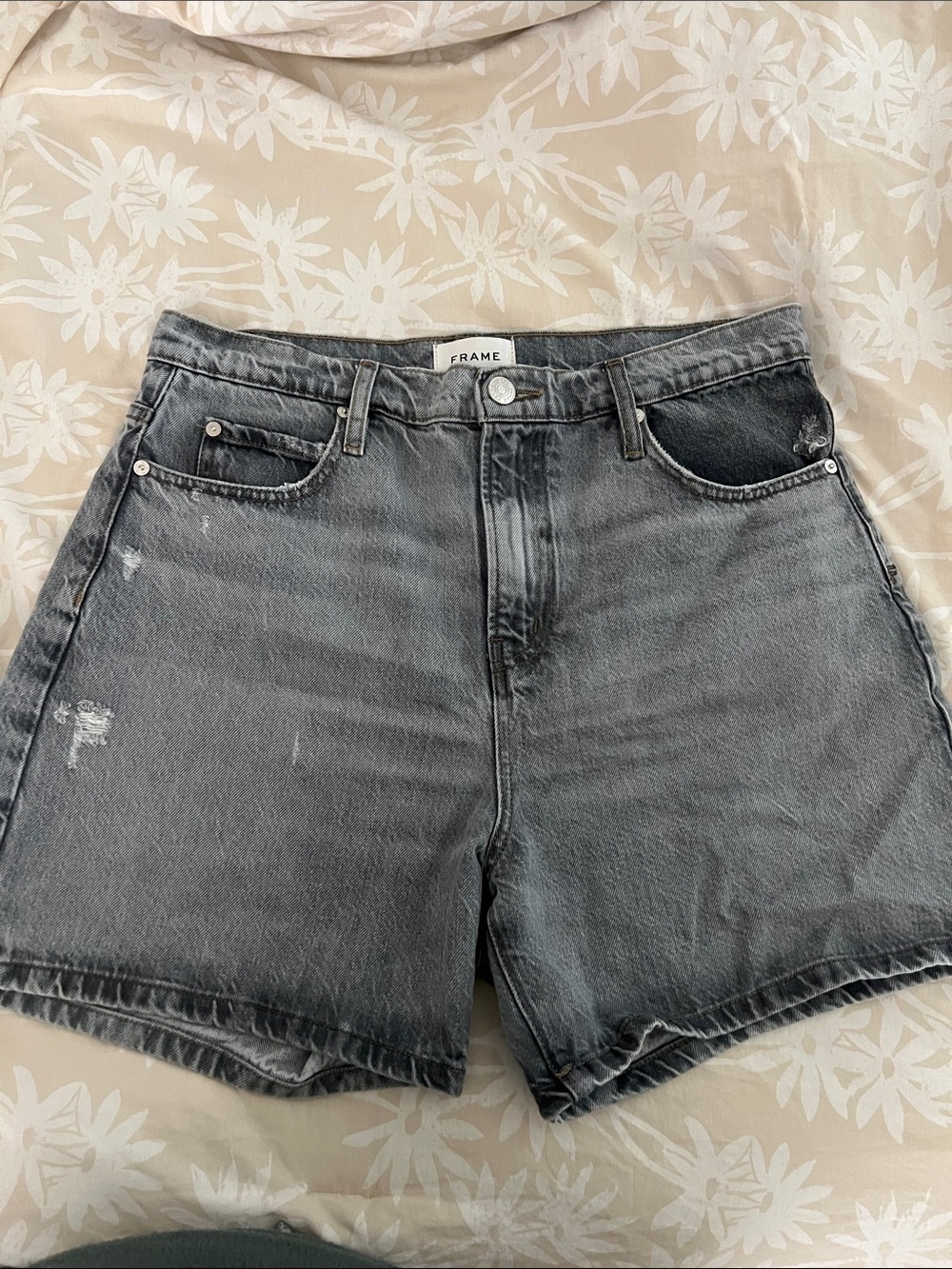 NEW FRAME The Easy Denim High Rise Shorts in Zurich Wash Gray Color. Size 29.